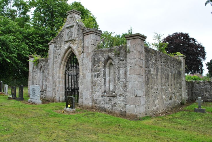 The Western facade is dominated by a typical large and looming pointed arch.