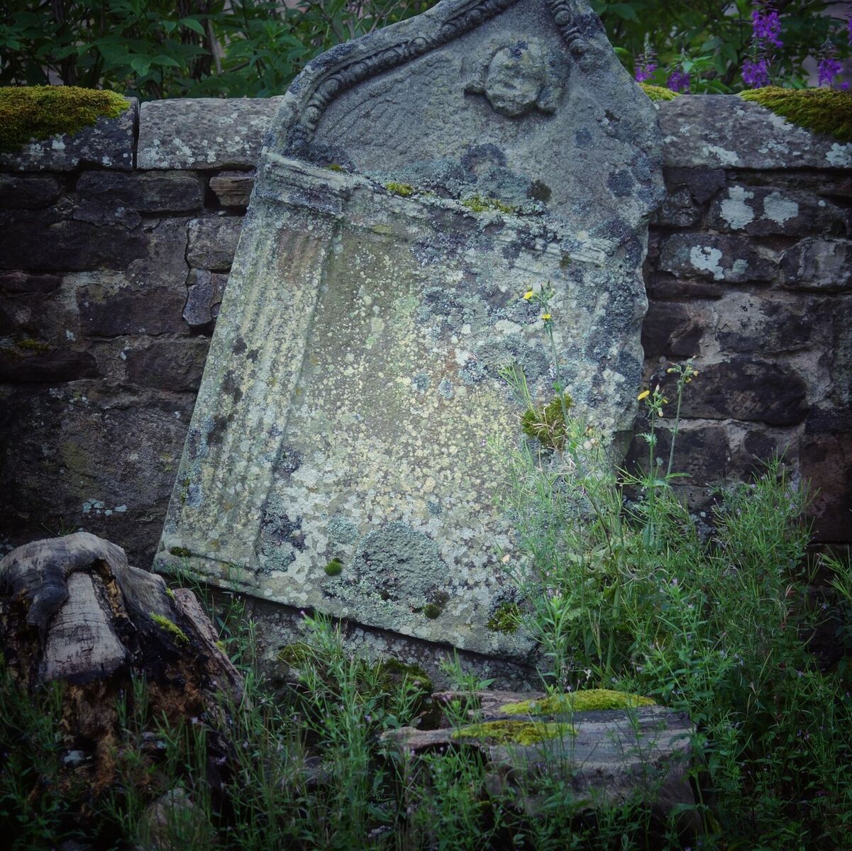 gravestone Sanquhar raveyard