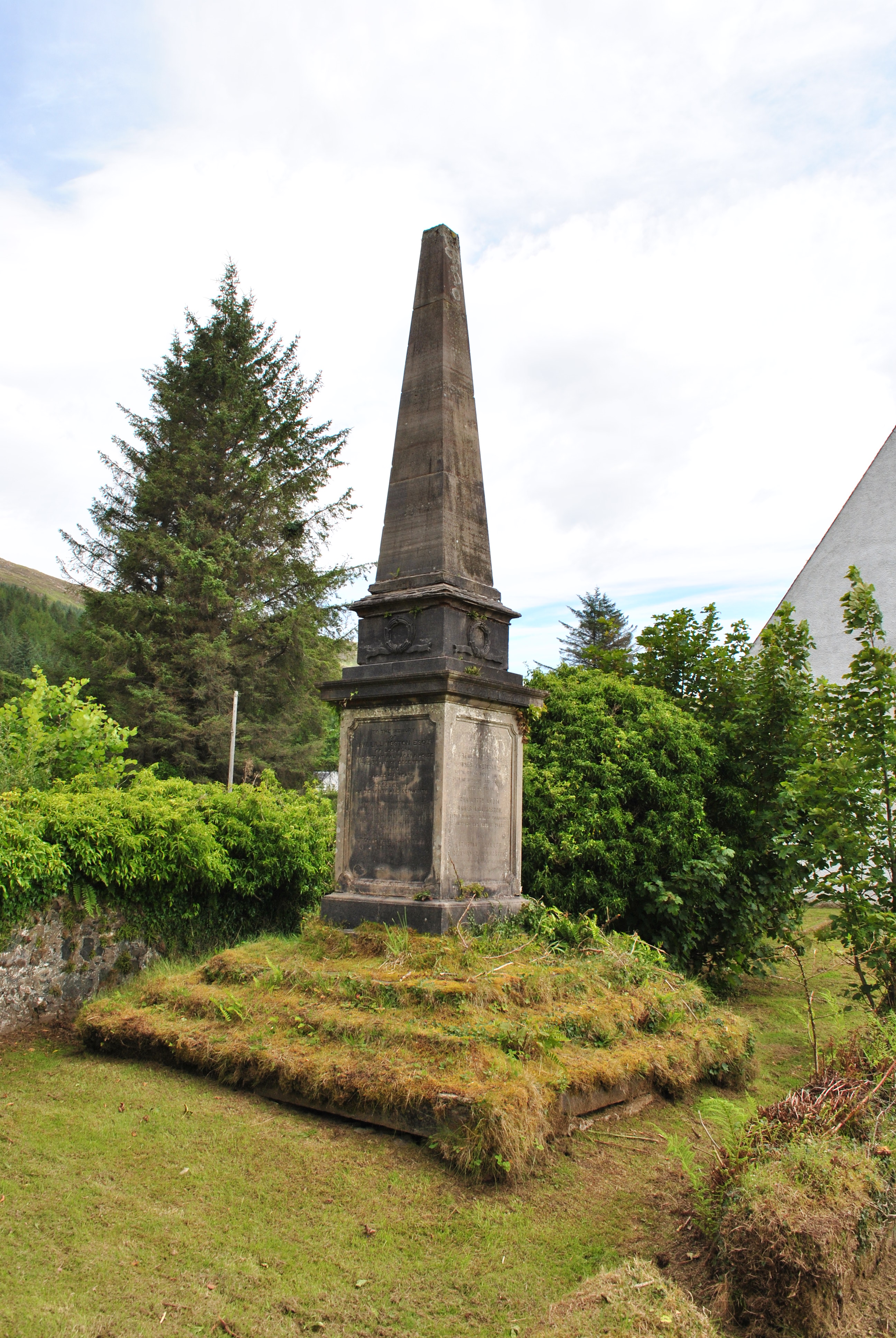 grave of Sir Hugh Innes
©nme Nelie Merthe Erkenbach Graveyards of Scotland Kirkton